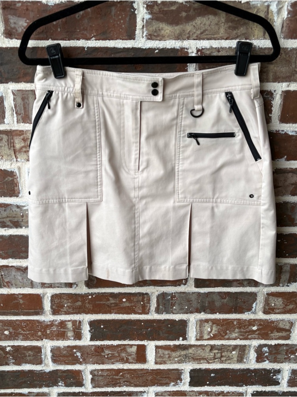 GG Blue Golf Cool Skort Khaki with Black Zippers. Size 6